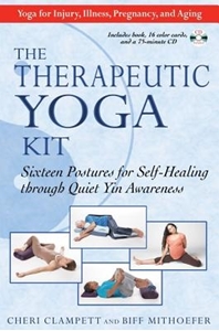 Bild på Therapeutic Yoga Kit: Sixteen Postures For Self-Healing Through Quiet Yin Awareness (Includes Book, 